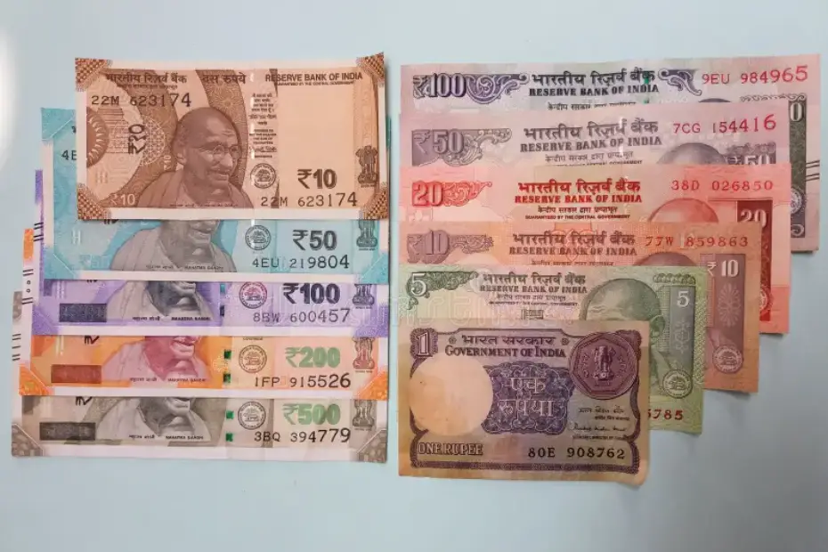 भारत में मुद्रा का इतिहास: सोने-चांदी के सिक्कों से डिजिटल पेमेंट तक का सफर 8 2016 के विमुद्रीकरण को दर्शाती छवि जिसमें 500 और 1000 रुपये के पुराने नोट और कतार में खड़े लोग तथा डिजिटल भुगतान का दृश्य दिखाया गया है