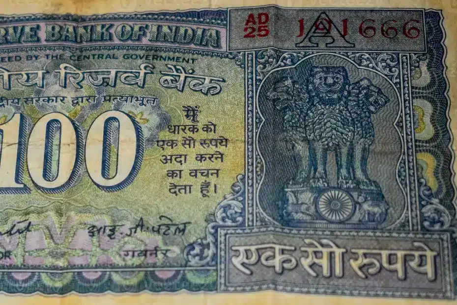 भारत में मुद्रा का इतिहास: सोने-चांदी के सिक्कों से डिजिटल पेमेंट तक का सफर 6 आजादी के बाद भारतीय नोटों में हुए बदलाव को दर्शाती छवि जिसमें पुराने किंग जॉर्ज नोट से लेकर अशोक स्तंभ वाले नए भारतीय नोटों का विकास दिखाया गया है