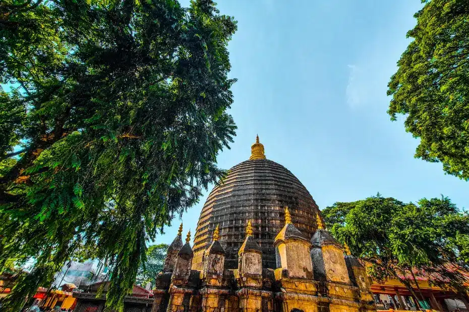 आखिर इन राज्यों को भारत में सात बहनें का दर्जा क्यों मिला ? 1 Kamakhya Temple in Assam, India