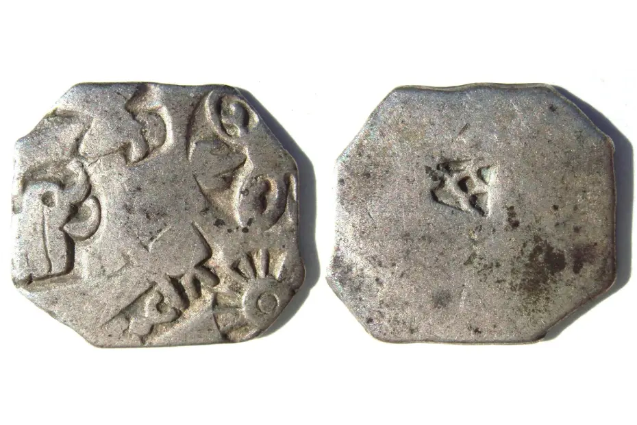 भारत में मुद्रा का इतिहास: सोने-चांदी के सिक्कों से डिजिटल पेमेंट तक का सफर 1 भारत में मुद्रा की शुरुआत दर्शाती ऐतिहासिक छवि जिसमें प्राचीन सोने-चांदी के सिक्के और शुरुआती कागजी मुद्रा का विकास दिखाया गया है