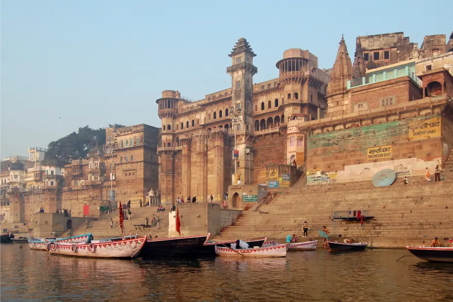 वाराणसी में बहती हुई पवित्र गंगा नदी का सुंदर दृश्य।