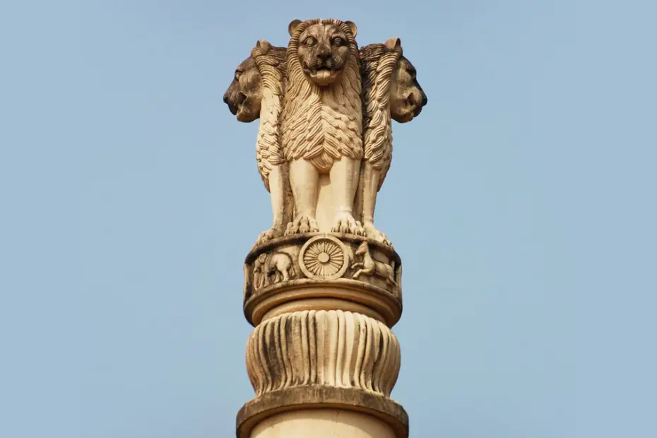 सारनाथ स्थित अशोक स्तंभ से लिया गया भारत का राजचिह्न।