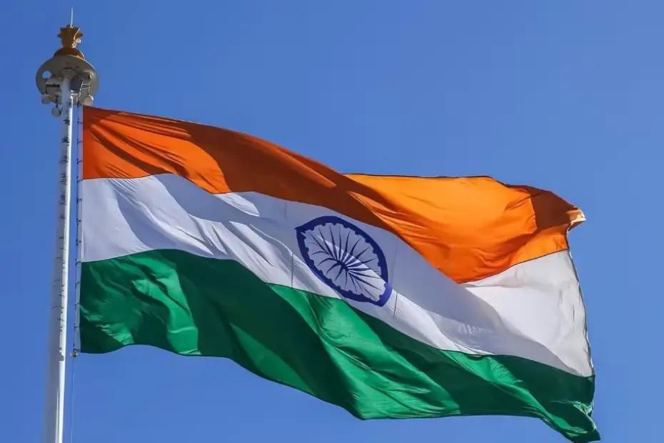 भारत का राष्ट्रीय ध्वज तिरंगा हवा में लहराता हुआ।
