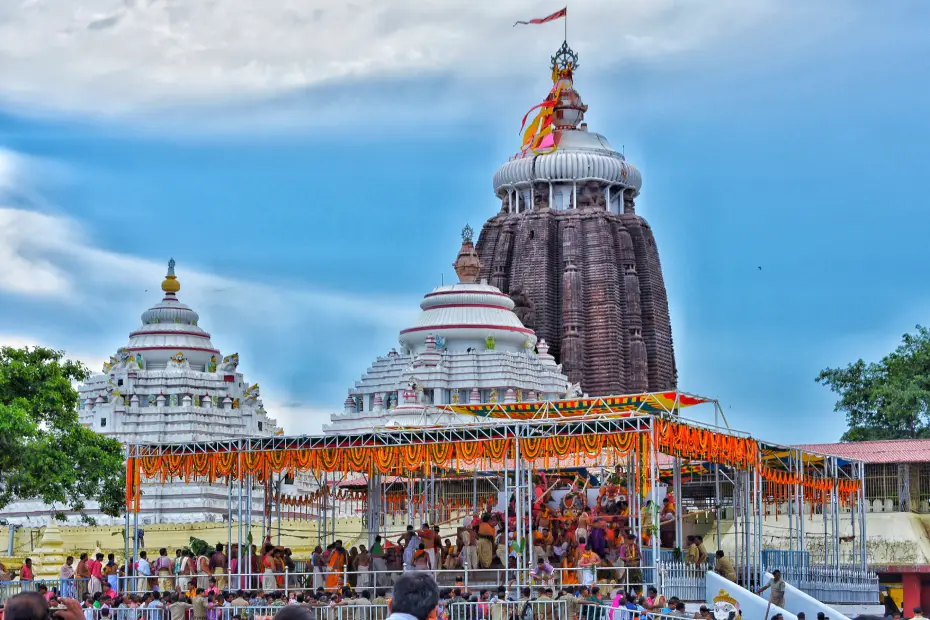 ओडिशा के पुरी में स्थित जगन्नाथ मंदिर का भव्य दृश्य, जो भगवान जगन्नाथ और अपने रहस्यमयी चमत्कारों के लिए प्रसिद्ध है।