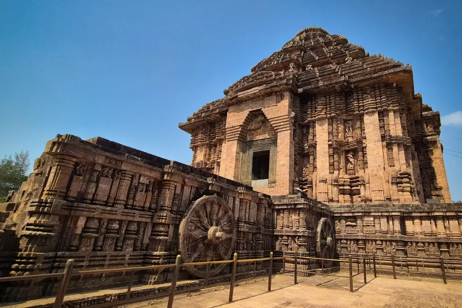 ओडिशा के कोणार्क में स्थित कोणार्क सूर्य मंदिर का ऐतिहासिक दृश्य, जो अपनी विशाल रथाकार संरचना और रहस्यमयी वास्तुकला के लिए प्रसिद्ध है।