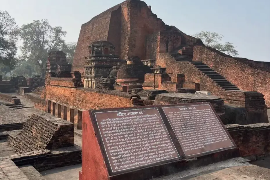 नालंदा विश्वविद्यालय की शिक्षा प्रणाली में अनुशासन और उत्कृष्टता को दर्शाता चित्र, जहाँ छात्र ध्यान, अध्ययन और गुरु-शिष्य परंपरा के माध्यम से ज्ञान प्राप्त कर रहे हैं।