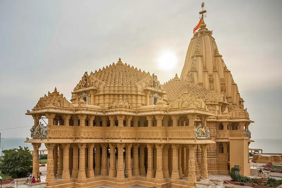 गुजरात के प्रभास पाटन में स्थित सोमनाथ मंदिर का भव्य दृश्य, जो भारत के 12 ज्योतिर्लिंगों में प्रथम ज्योतिर्लिंग माना जाता है।
