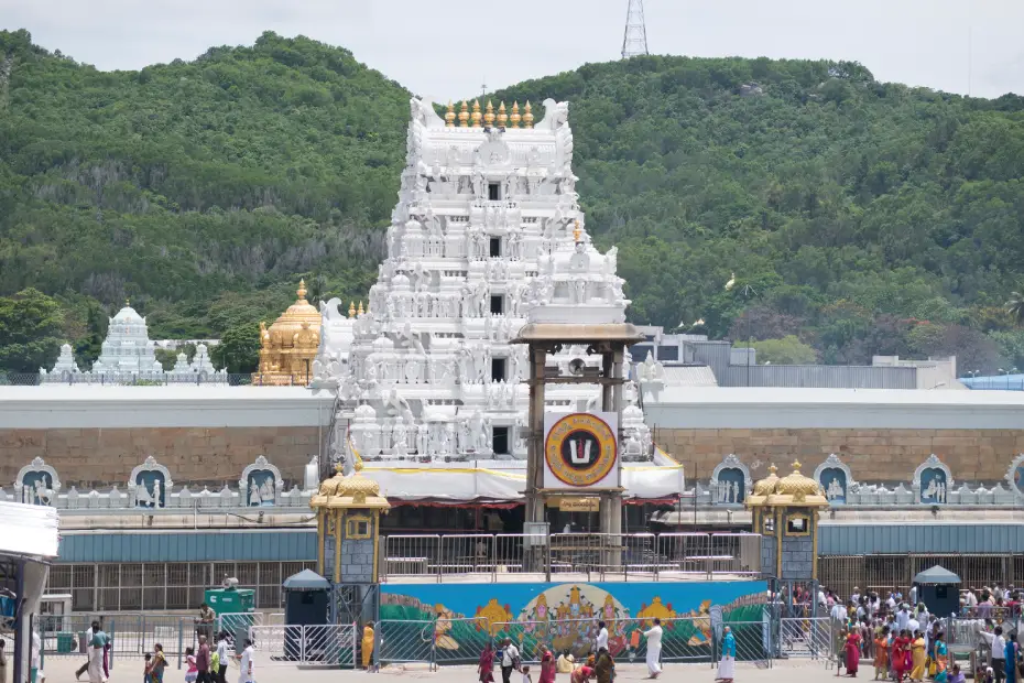 आंध्र प्रदेश के तिरुपति में स्थित तिरुपति बालाजी मंदिर का भव्य दृश्य, जहां भगवान वेंकटेश्वर की प्रसिद्ध प्रतिमा विराजमान है।