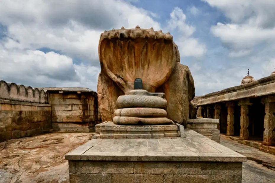 आंध्र प्रदेश के लेपाक्षी में स्थित वीरभद्र मंदिर का ऐतिहासिक दृश्य, जो अपने रहस्यमयी हैंगिंग पिलर और अद्भुत वास्तुकला के लिए प्रसिद्ध है।